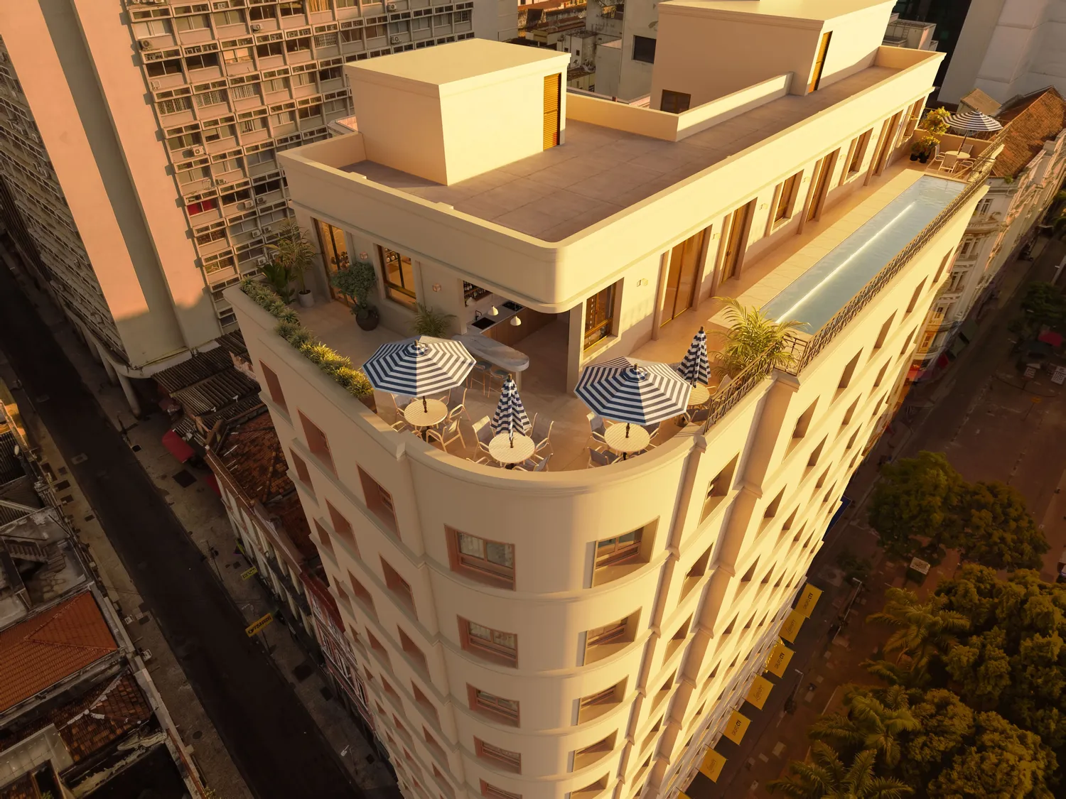 Vista aérea do rooftop com piscina e guarda-sóis